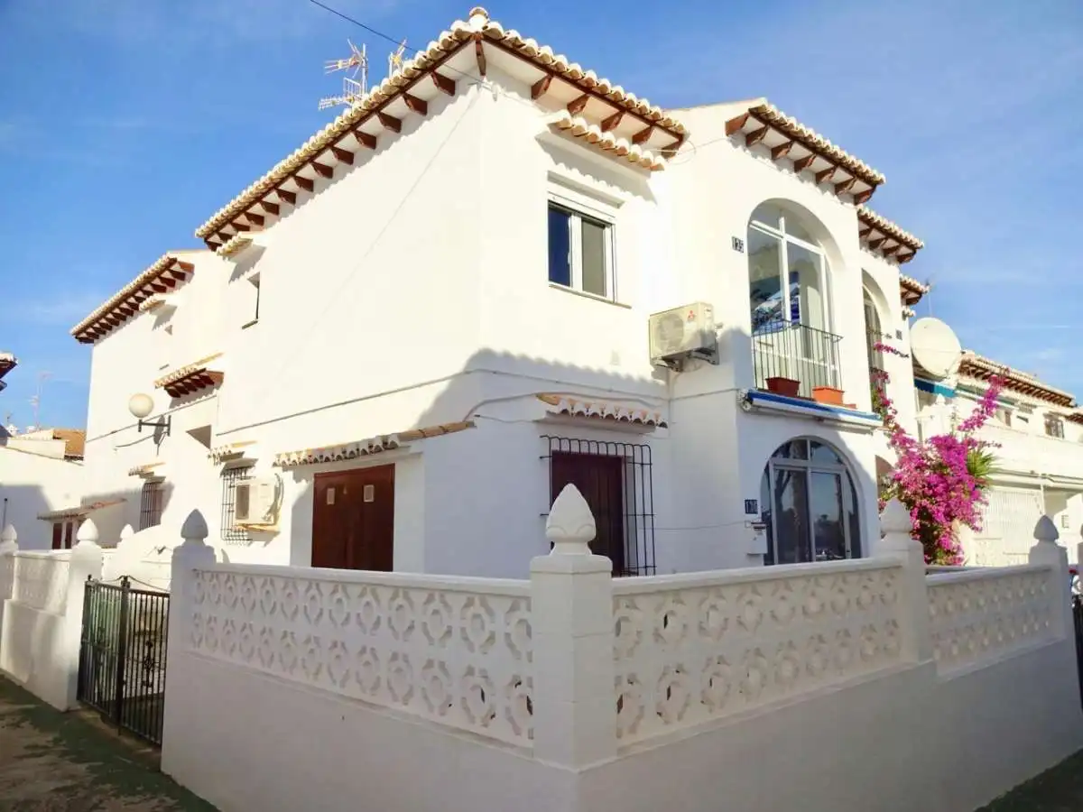 Vista exterior de Casa o chalet en venta en Torrevieja con Terraza, Amueblado y Piscina comunitaria