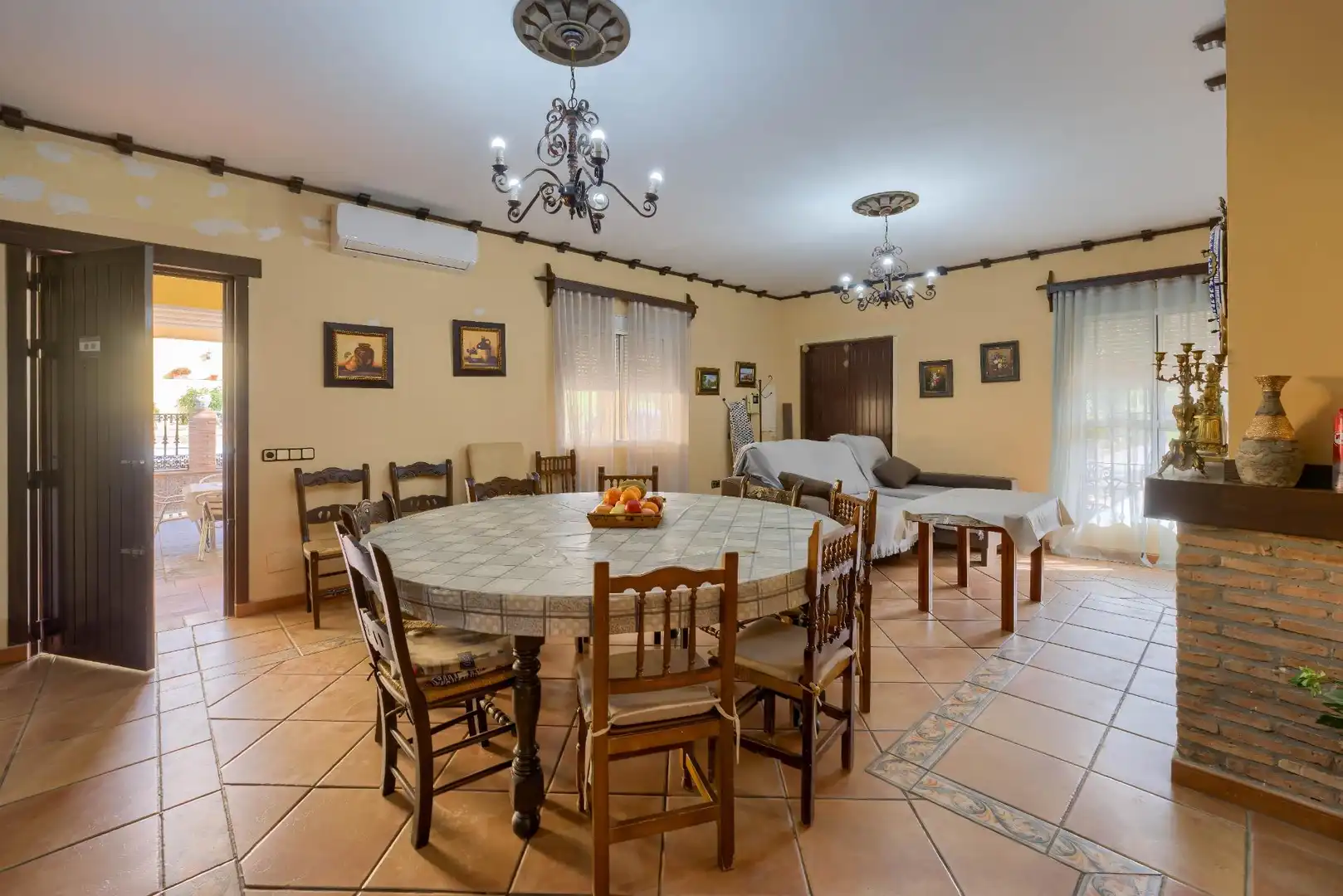 Comedor de Casa o chalet en venta en Sanlúcar la Mayor con Aire acondicionado, Calefacción y Jardín privado