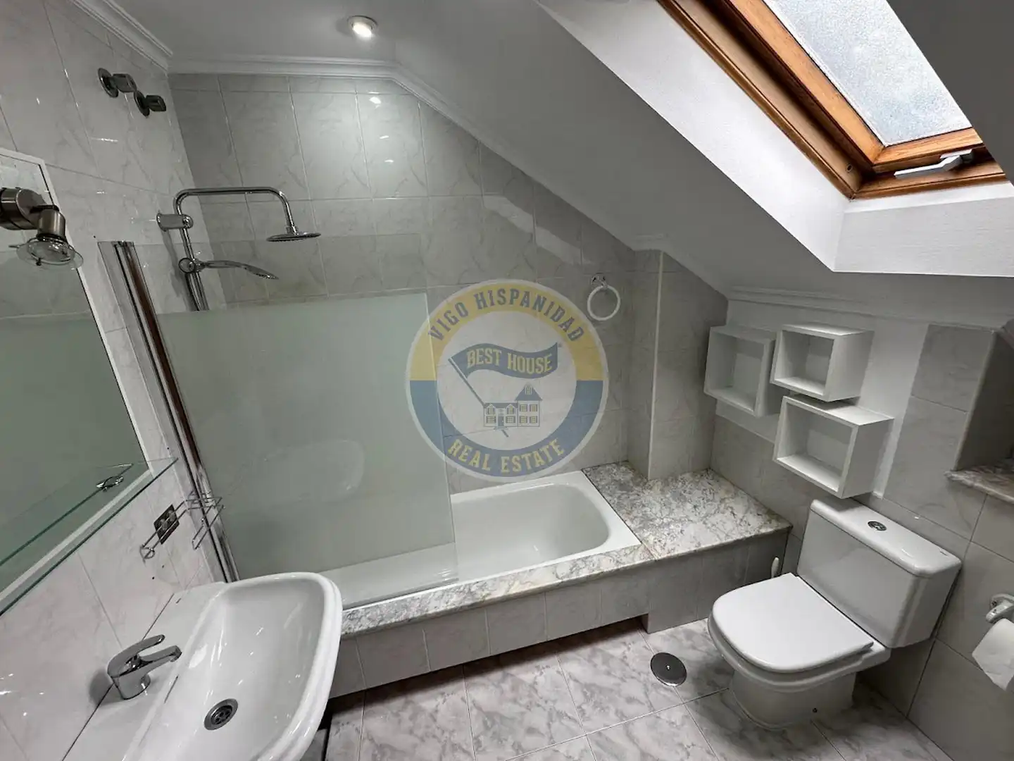 Baño de Ático en venta en Vigo  con Aire acondicionado, Calefacción y Parquet