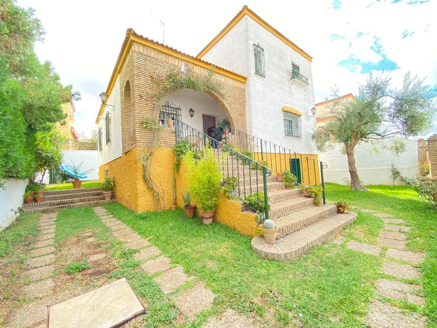 Garden of Houses for sale in Dos Hermanas  with Air Conditioner and Private garden