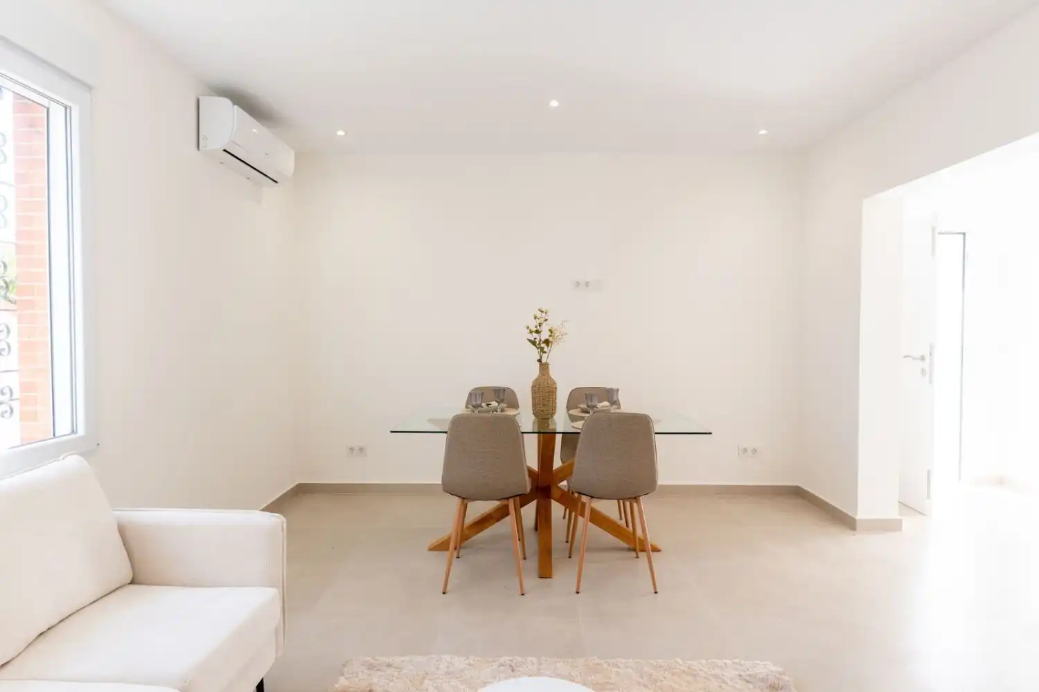 Detached house with pool for sale in Playa de los Locos, imagen 3