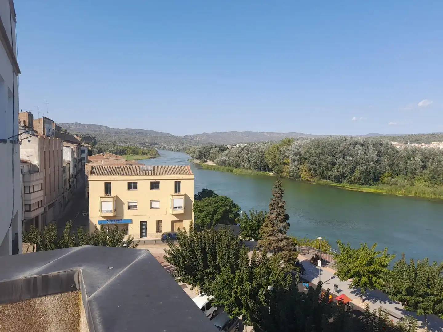 Außenansicht von Büro zum Verkauf in Móra d'Ebre mit Terrasse