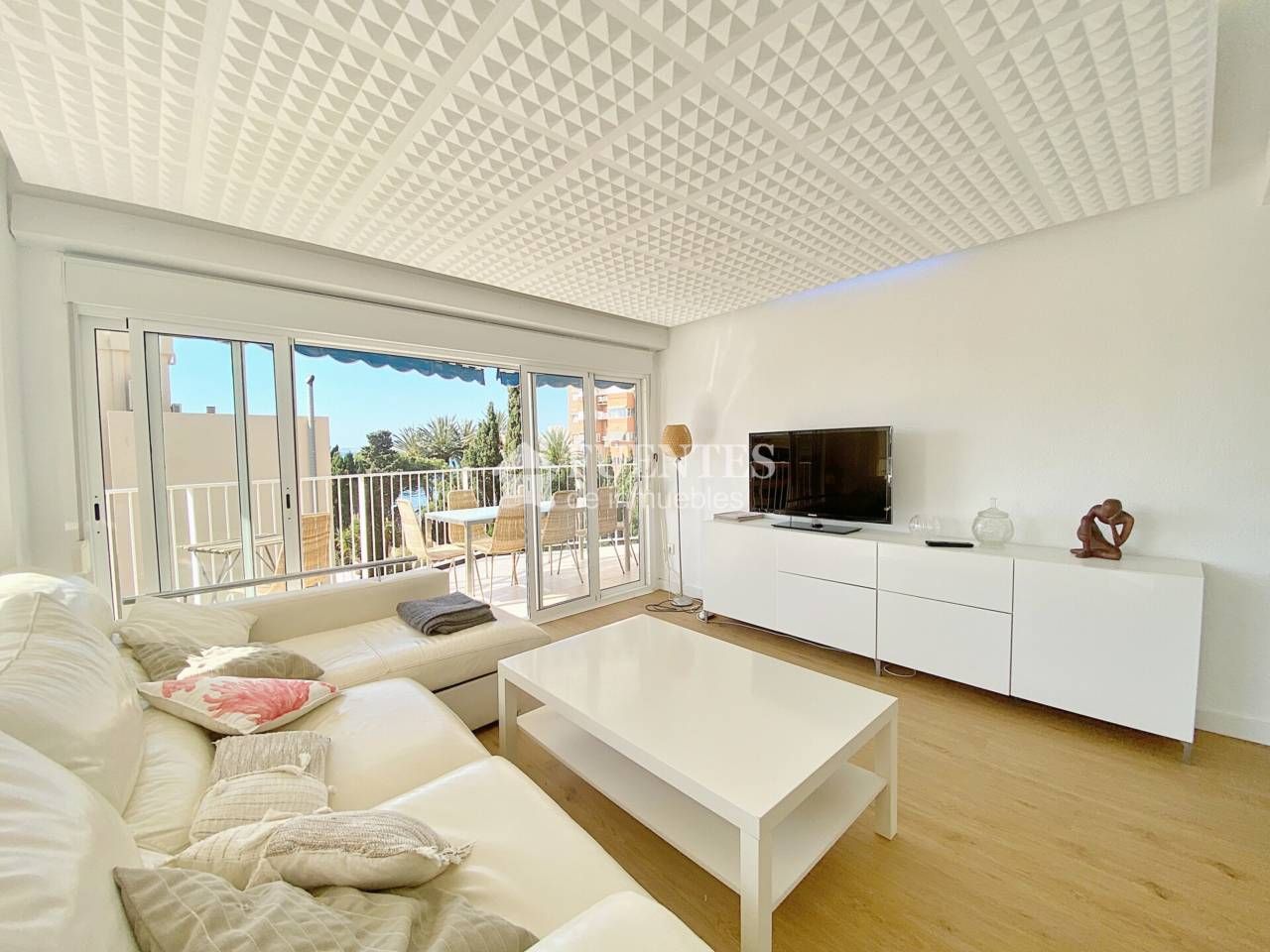 Living room of Flat for sale in El Campello  with Terrace and Furnished