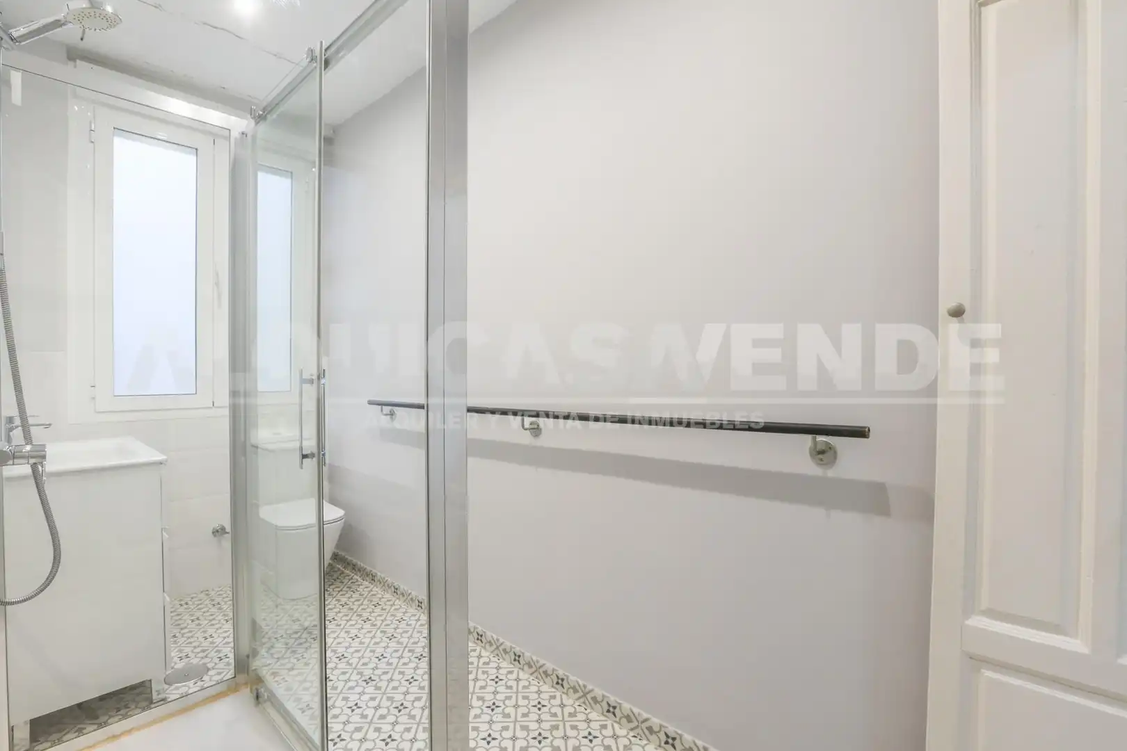 Bathroom of Apartments for rent in Sevilla  with Air Conditioner and Terrace