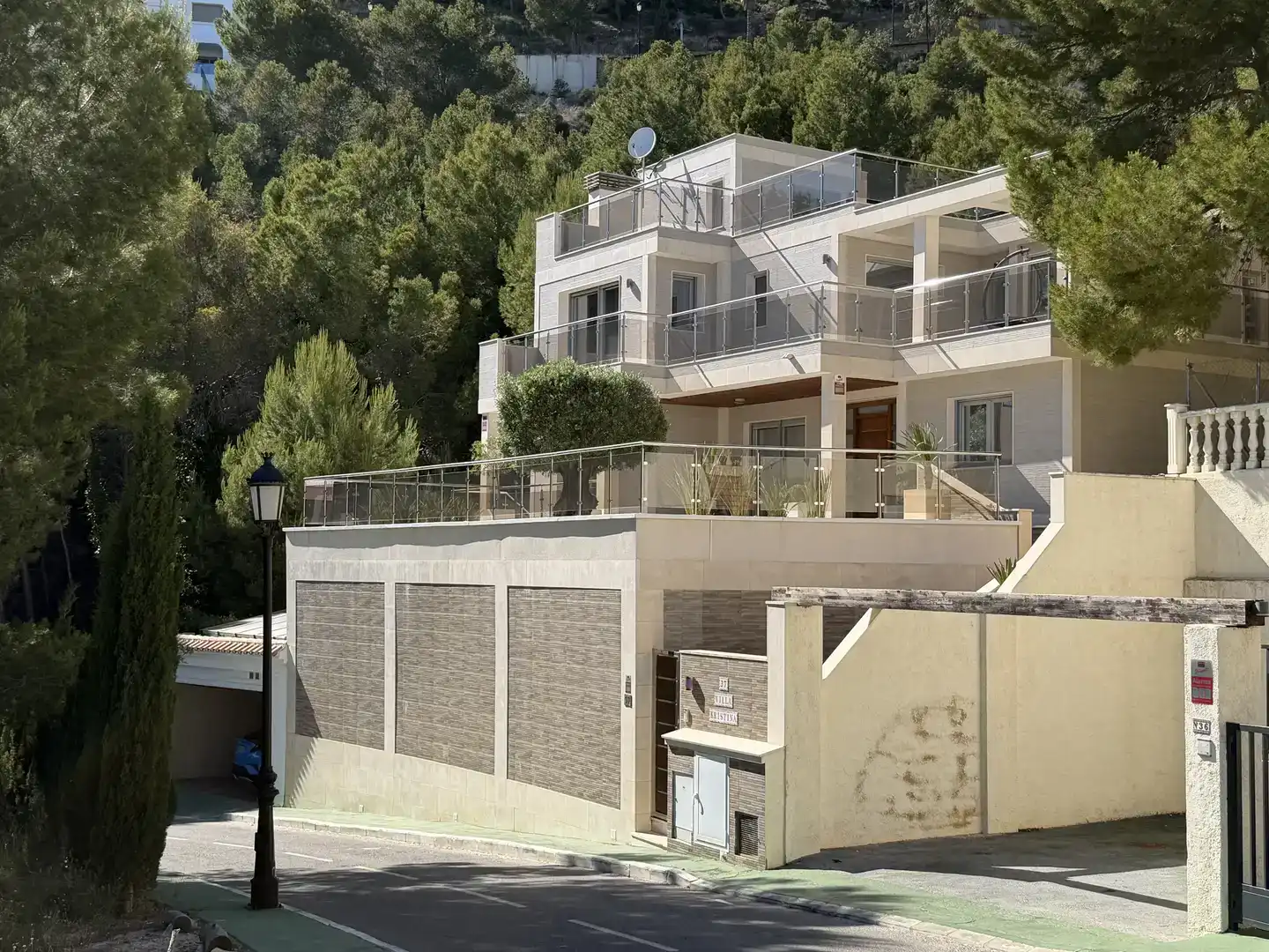 Vista exterior de Casa o xalet en venda en Altea amb Aire condicionat, Piscina i Balcó