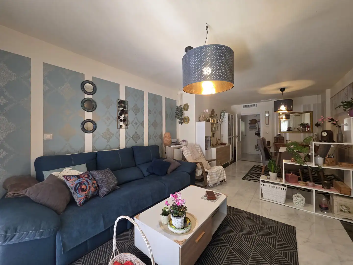 Wohnzimmer von Erdgeschoss zum Verkauf in La Alcaidesa mit Klimaanlage, Privatgarten und Terrasse