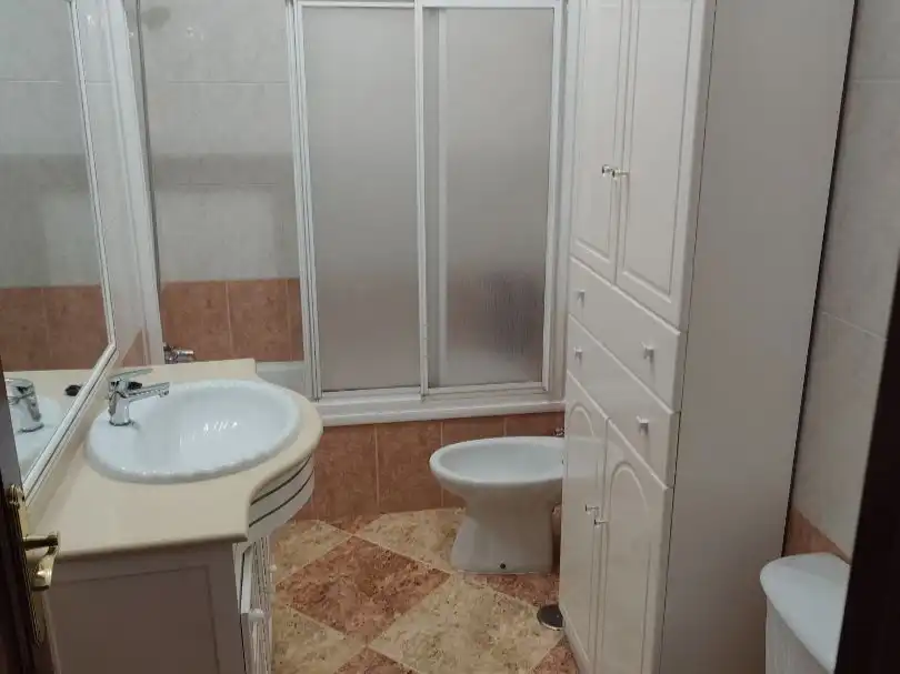 Badezimmer von Einfamilien-Reihenhaus zur Miete in Casariche