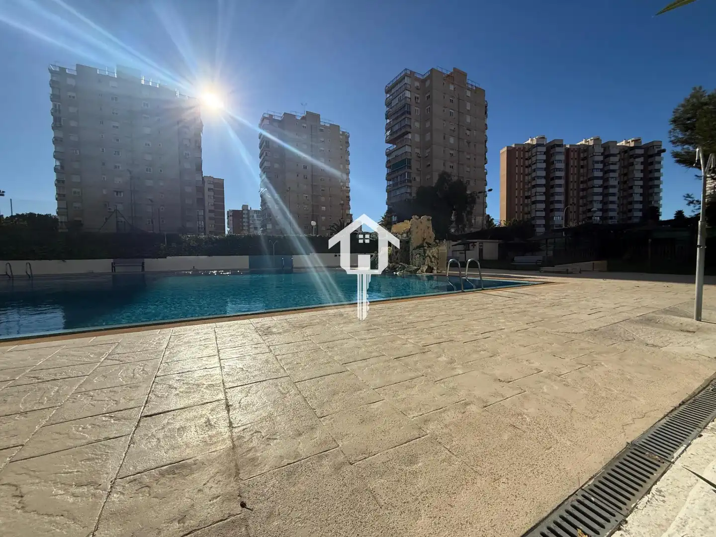 Piscina de Pis en venda en Alicante / Alacant amb Terrassa, Moblat i Piscina comunitària