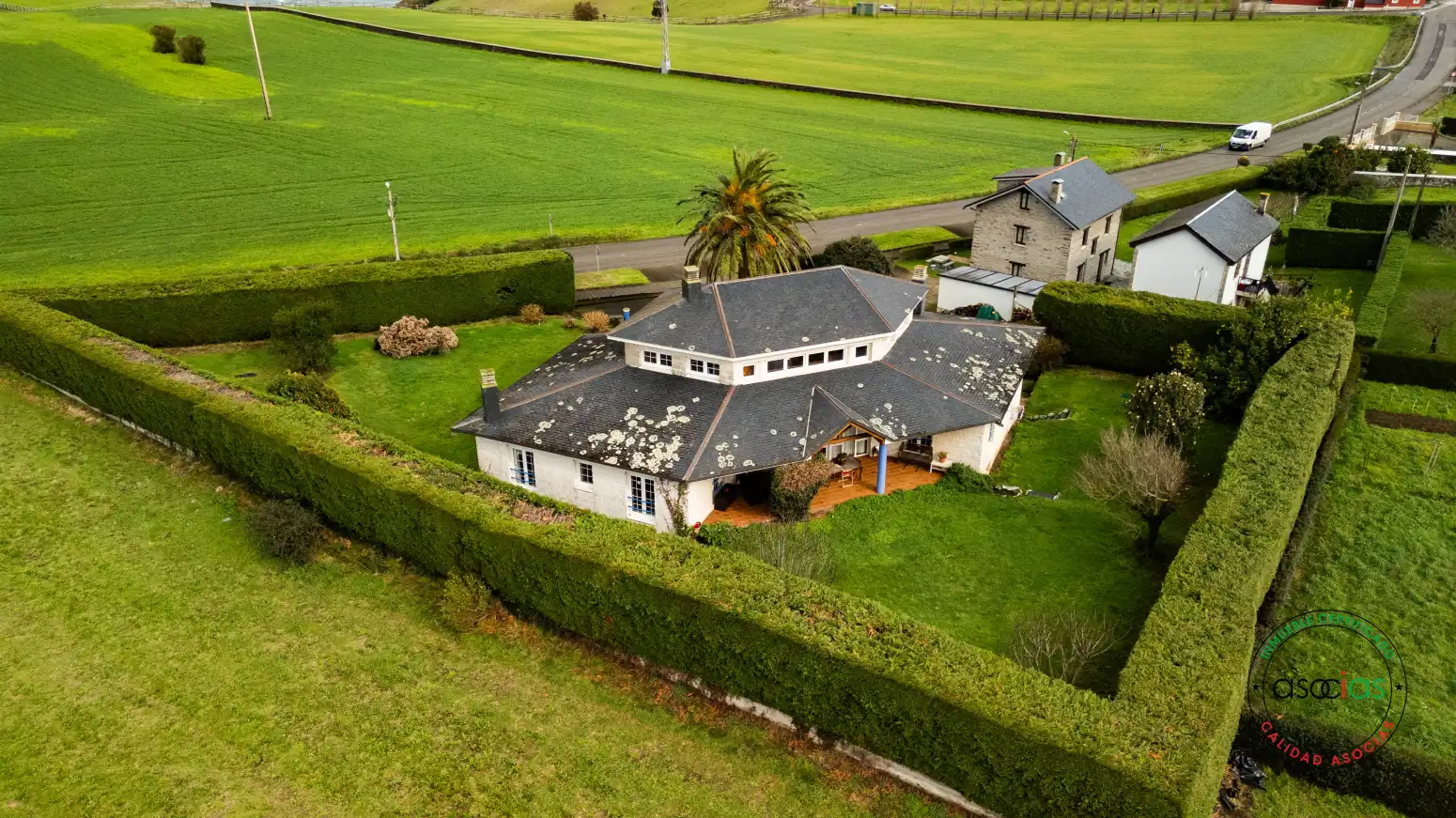 Vista exterior de Casa o xalet en venda en Navia amb Calefacció i Terrassa