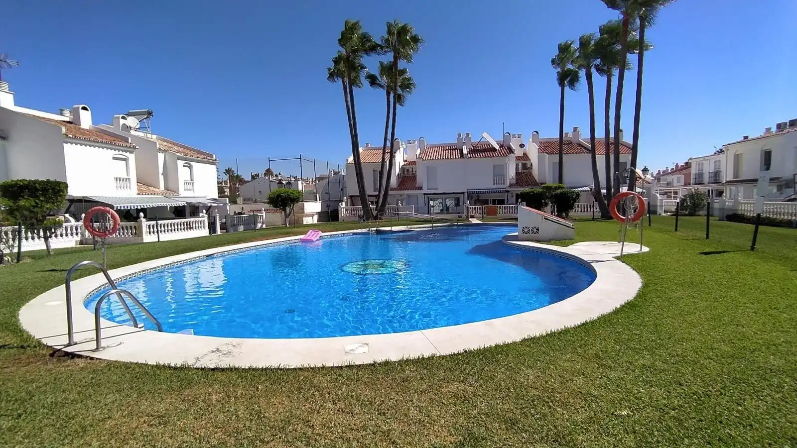 Piscina de Casa adosada de lloguer en Málaga amb Aire condicionat, Terrassa i Balcó