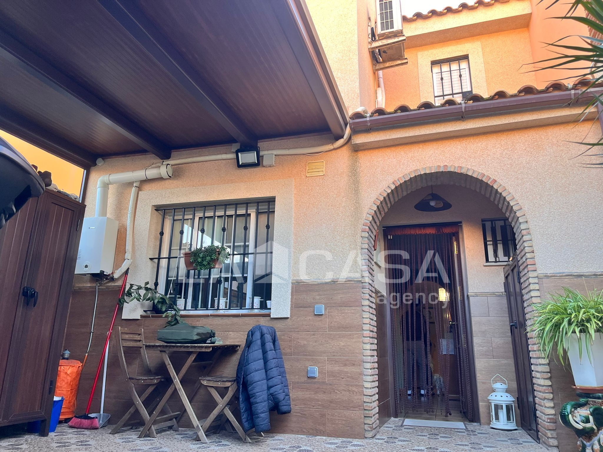 Exterior view of Single-family semi-detached for sale in Algeciras  with Air Conditioner, Storage room and Swimming Pool