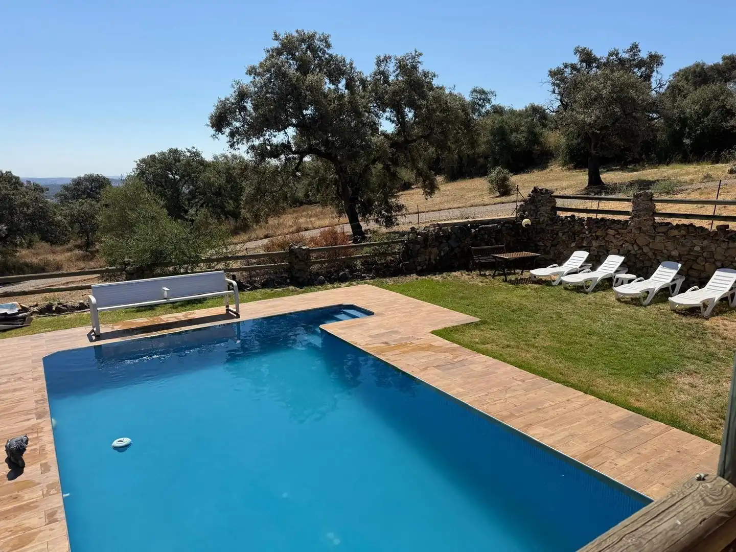 Piscina de Casa o xalet en venda en El Castillo de las Guardas amb Jardí privat i Piscina comunitària