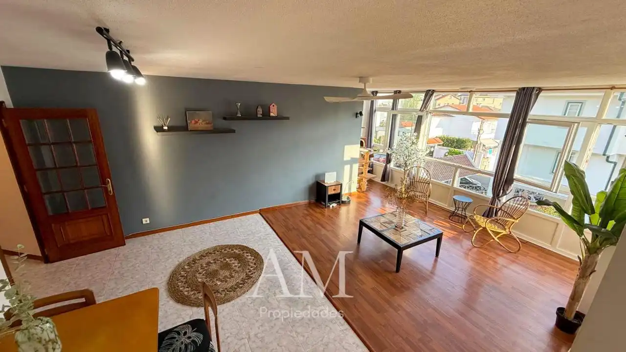 Sala d'estar de Dúplex en venda en Nigrán amb Terrassa, Traster i Moblat