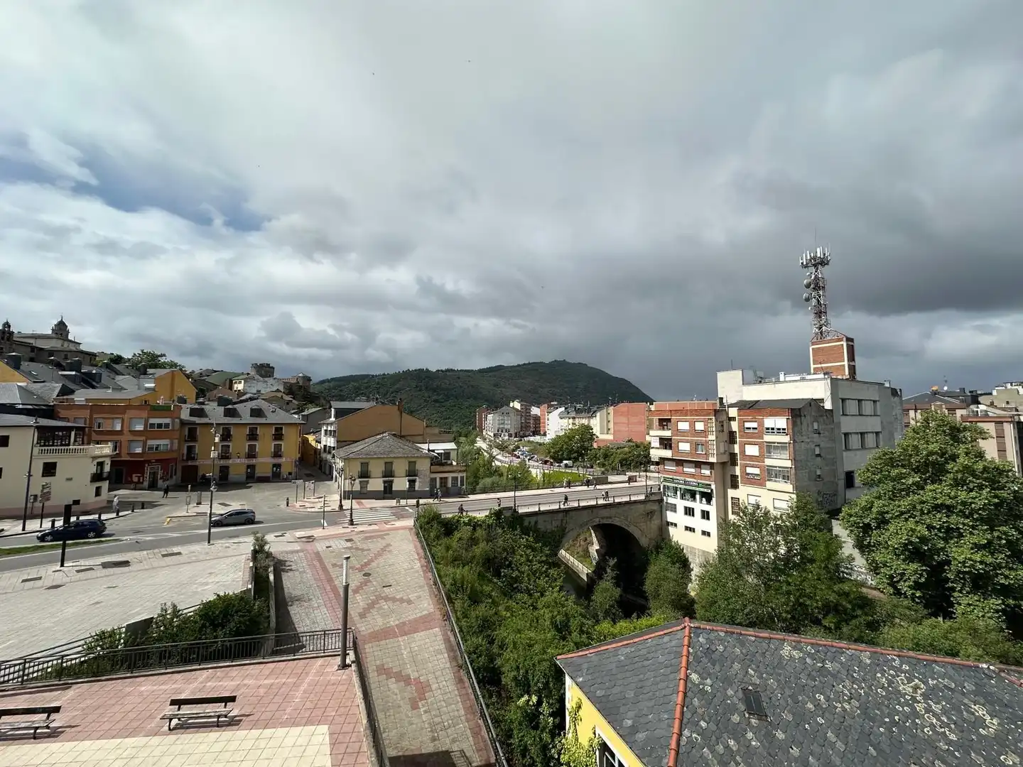Vista exterior de Pis en venda en Ponferrada amb Calefacció
