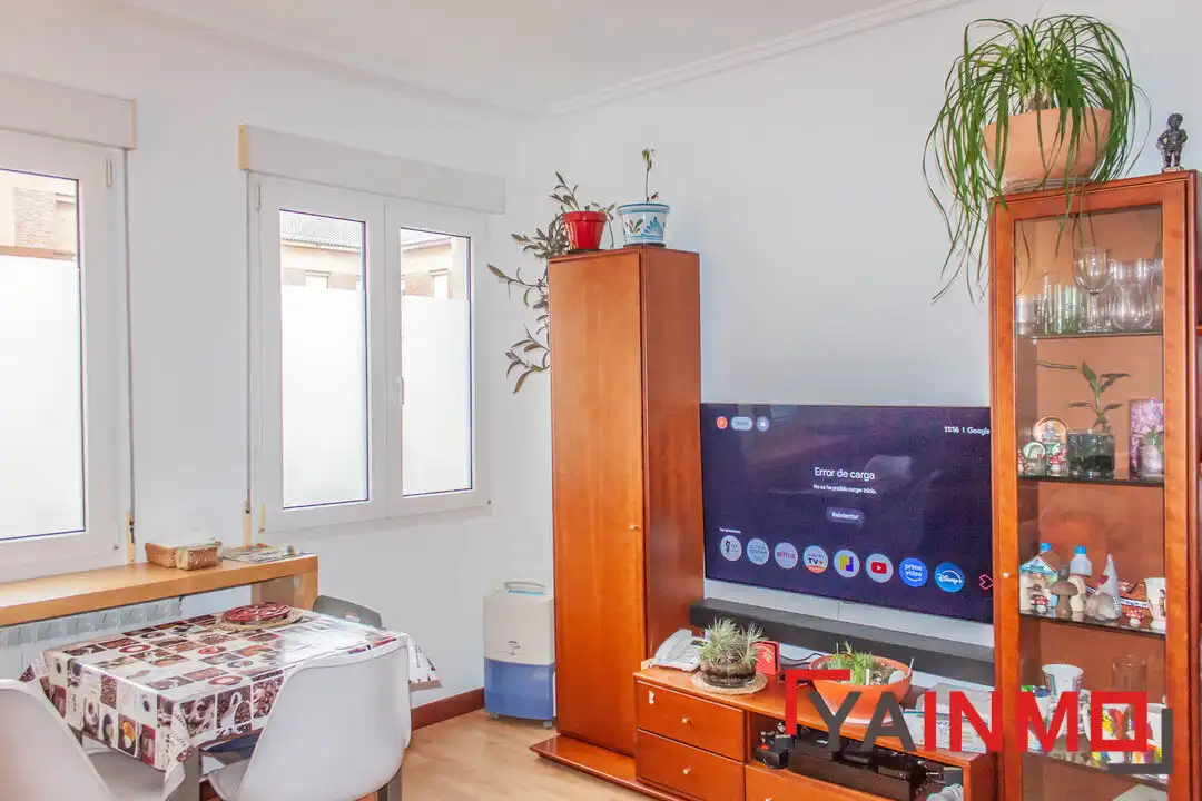 Sala de estar de Piso en venta en Vitoria - Gasteiz con Calefacción, Parquet y Trastero
