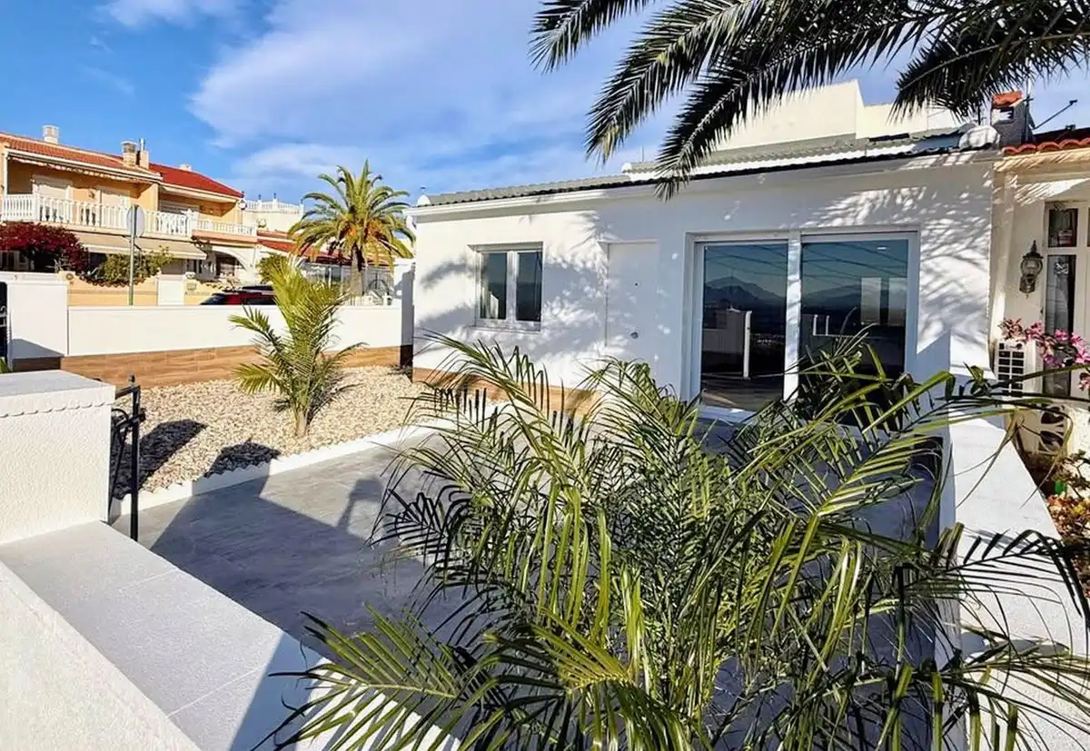 Vista exterior de Casa o xalet en venda en Rojales amb Jardí privat, Terrassa i Traster
