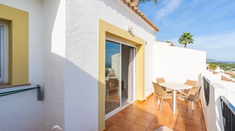 Bungalows en planta alta con terraza, piscina y parking