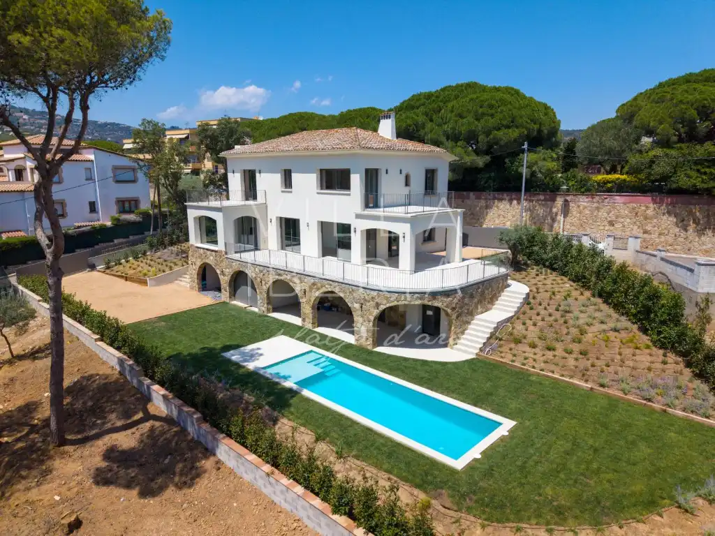 Vista exterior de Casa o xalet en venda en Castell d'Aro, Platja d'Aro i s'Agaró amb Aire condicionat, Calefacció i Jardí privat