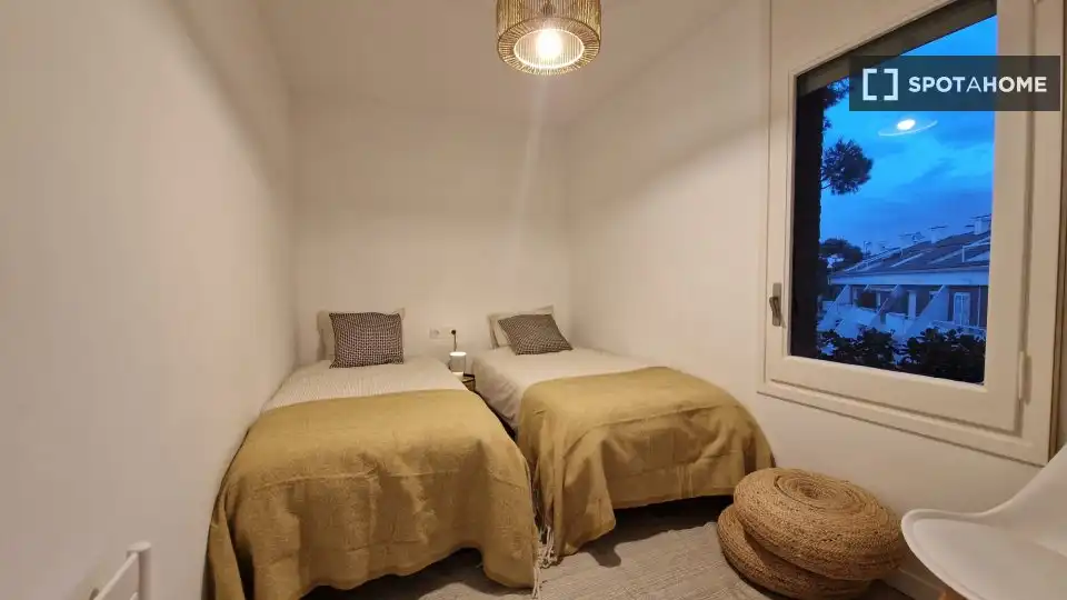 Dormitori de Apartament per a compartir en Gavà amb Aire condicionat, Terrassa i Moblat