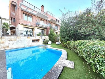 Casa pareada con piscina en venta en Calle Villà