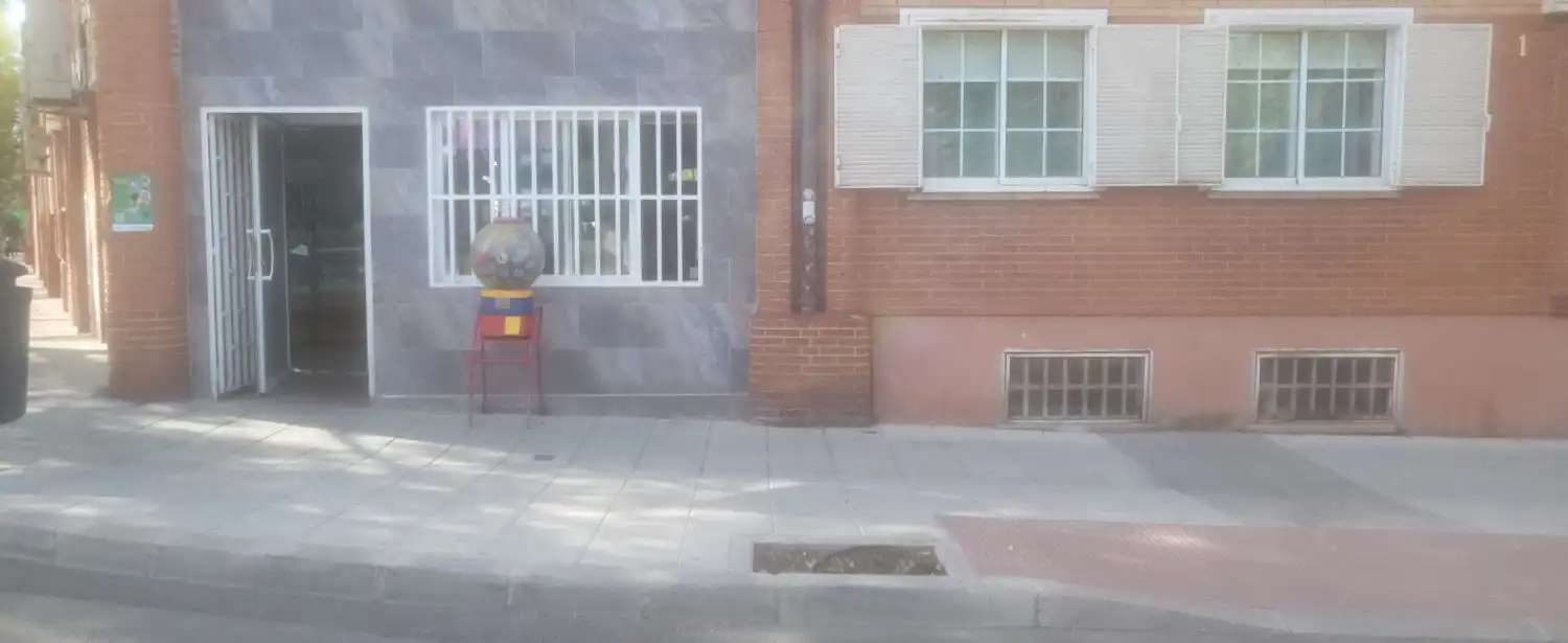 Vista exterior de Local en traspaso en Mejorada del Campo con Aire acondicionado