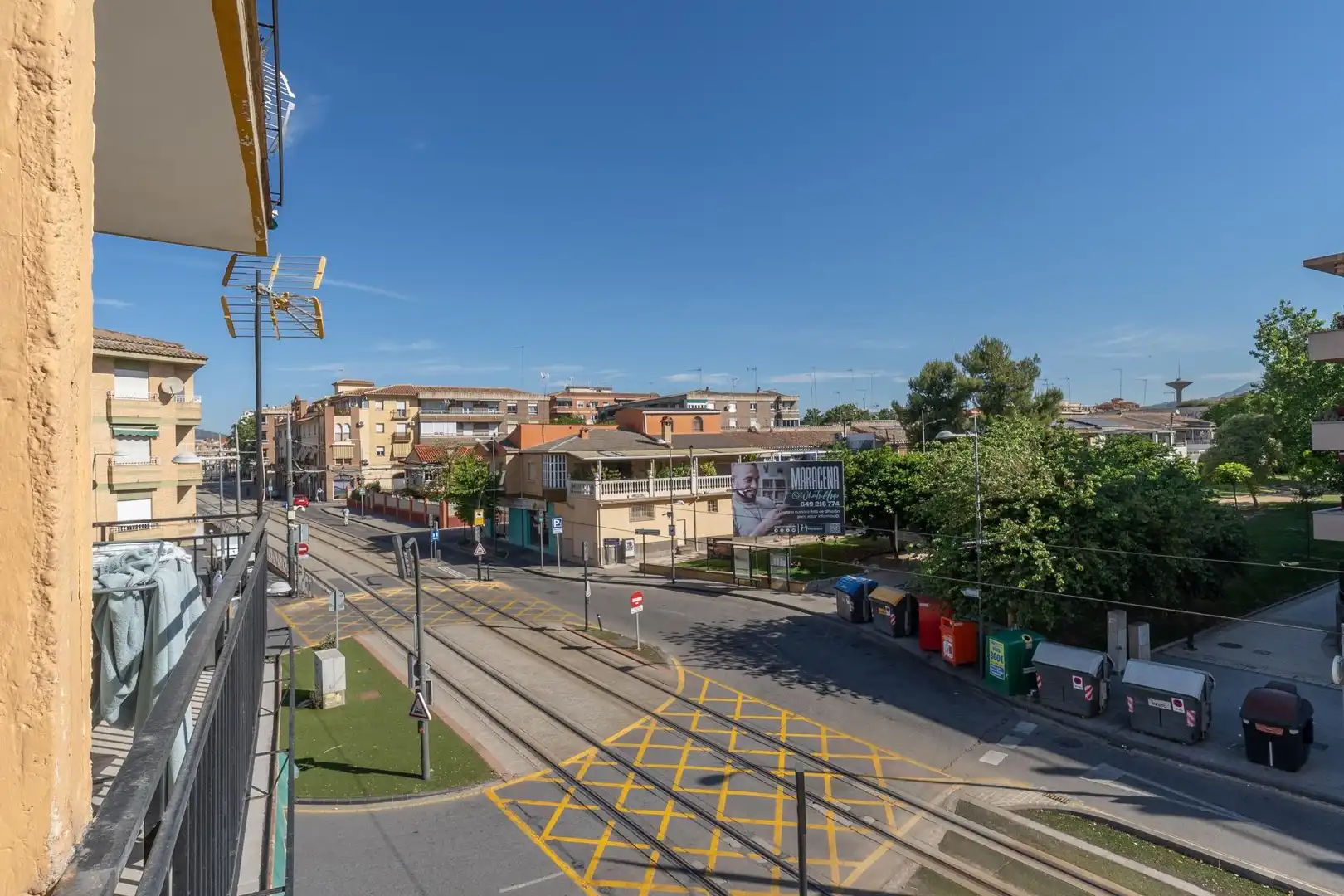 Vista exterior de Pis en venda en Granada amb Balcó