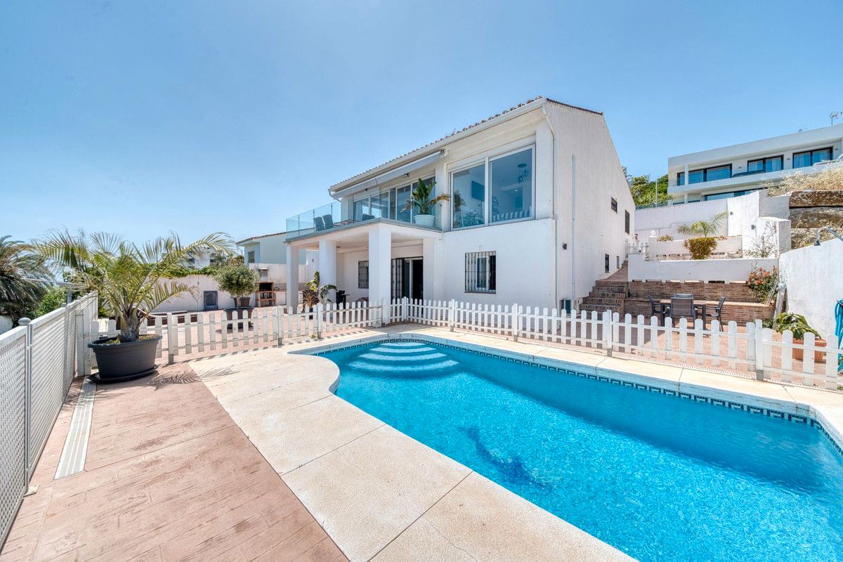 Exterior view of House or chalet for sale in Estepona  with Air Conditioner, Private garden and Terrace