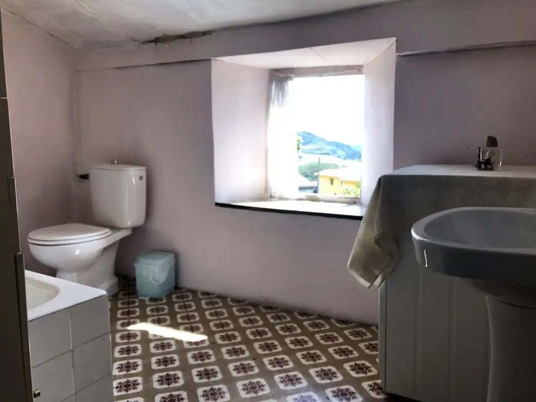 Badezimmer von Haus oder Chalet zum Verkauf in Tineo mit Heizung