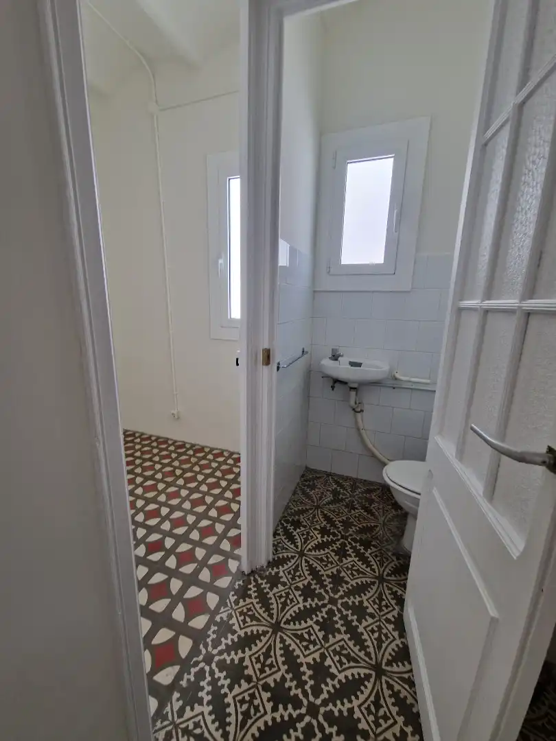 Badezimmer von Büro zur Miete in Eixample