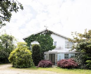 Vista exterior de Casa o xalet en venda en Oleiros amb Jardí privat, Terrassa i Traster