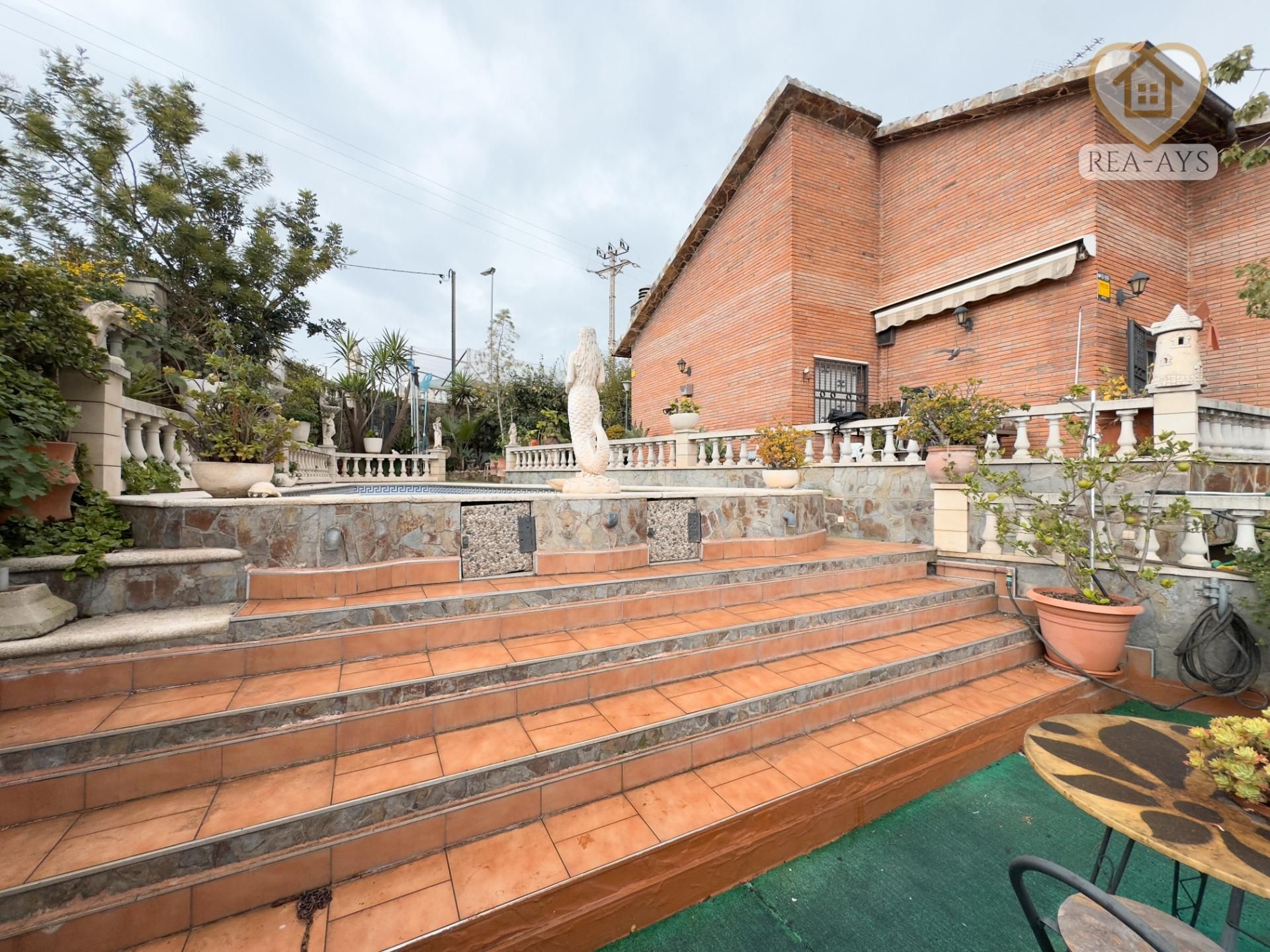 Vista exterior de Casa o xalet en venda en Sant Vicenç Dels Horts amb Aire condicionat, Calefacció i Jardí privat