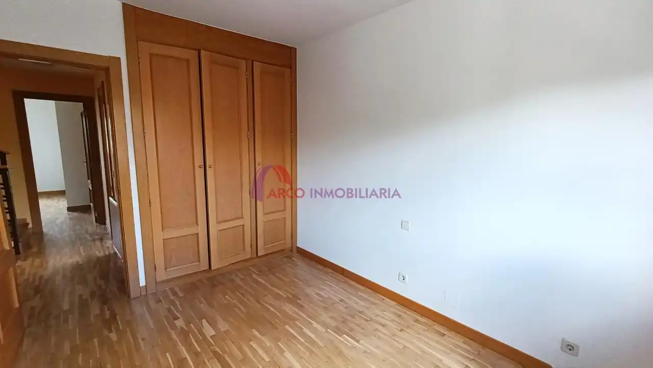 Schlafzimmer von Einfamilien-Reihenhaus zum Verkauf in Cardeñadijo mit Heizung, Privatgarten und Terrasse