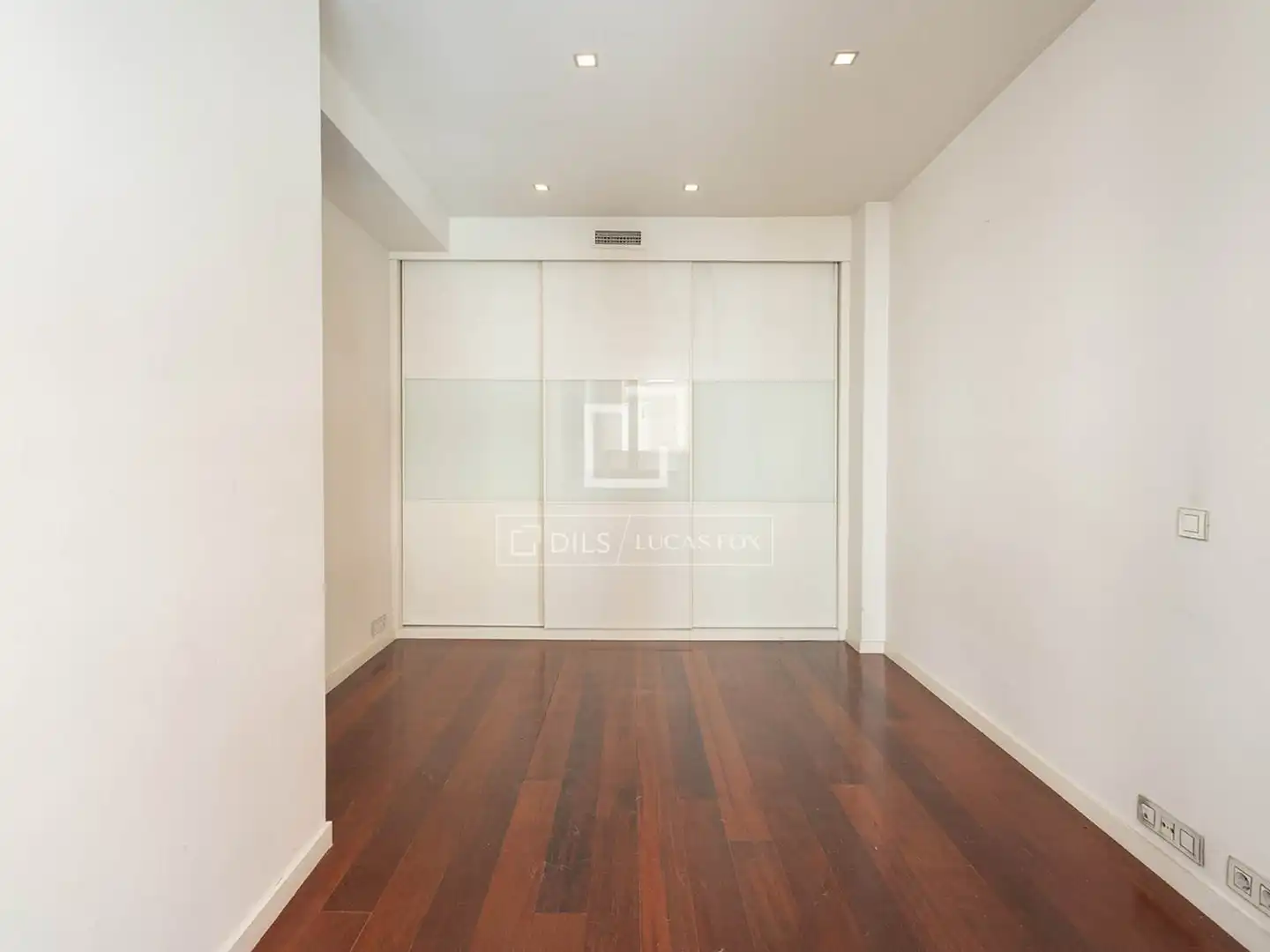 Bedroom of Houses for sale in Barcelona  with Air Conditioner, Terrace and Storage room