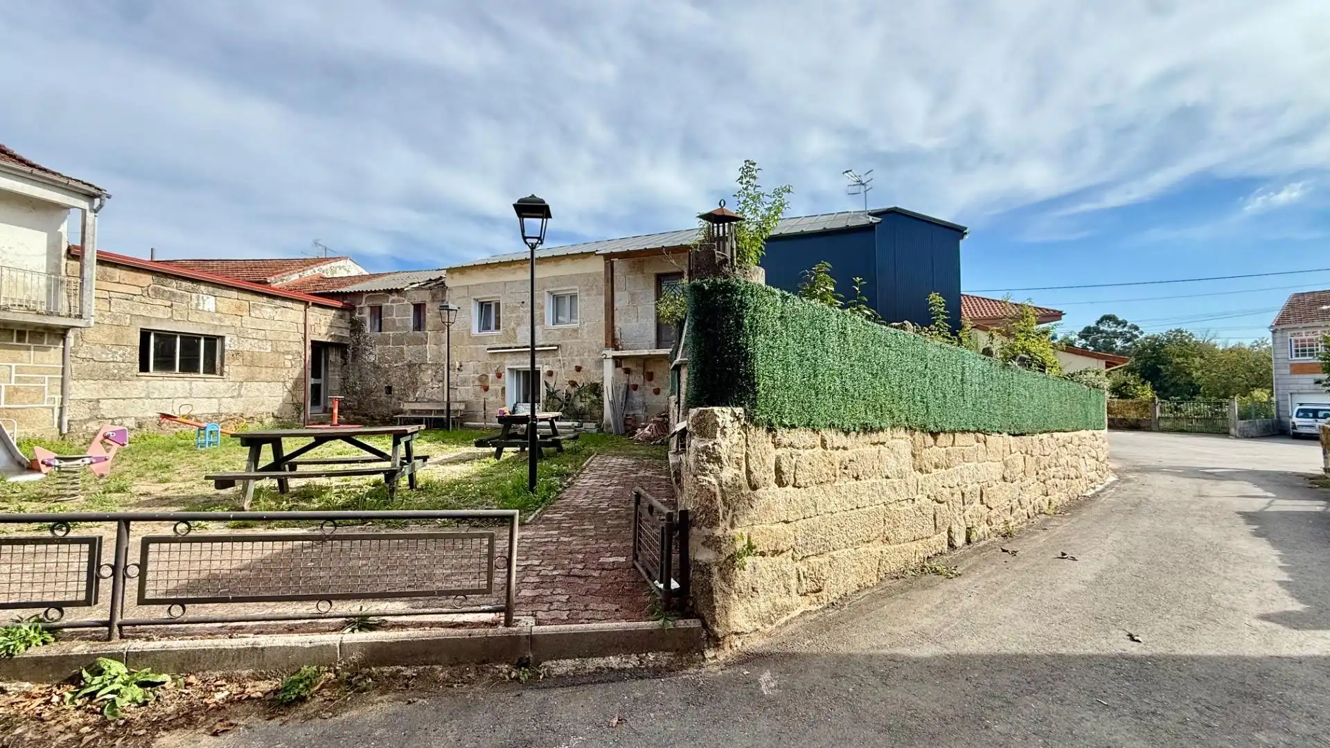 Vista exterior de Casa o xalet en venda en O Carballiño   amb Calefacció, Jardí privat i Terrassa
