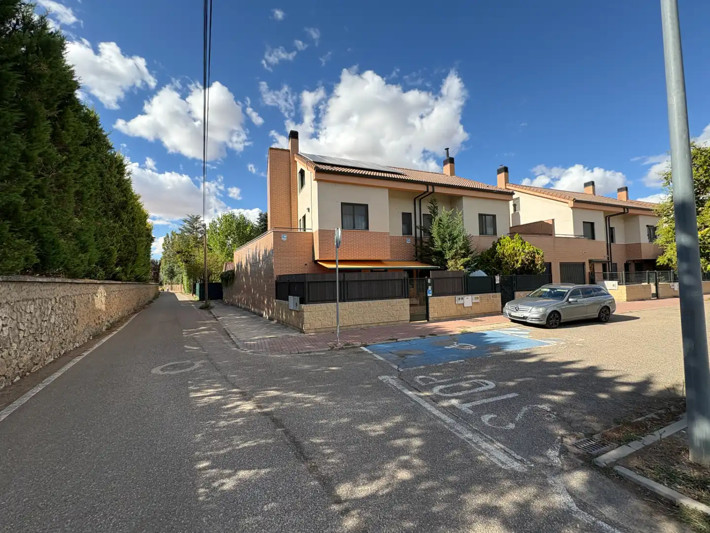 Vista exterior de Casa adosada en venta en Simancas con Aire acondicionado, Calefacción y Jardín privado