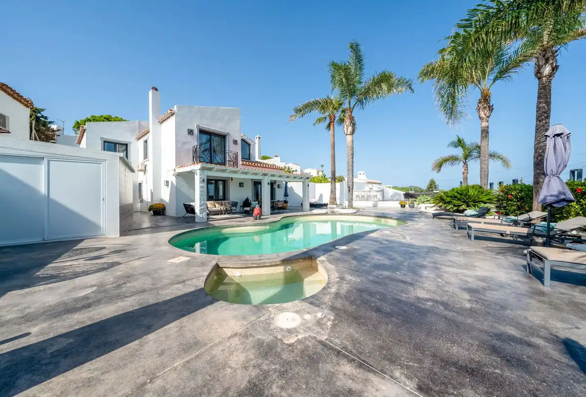 Vista exterior de Casa o xalet en venda en Casares amb Aire condicionat, Jardí privat i Terrassa