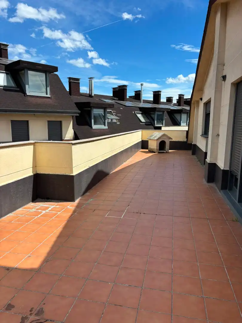 Terrassa de Àtic de lloguer en Oviedo  amb Calefacció, Parquet i Terrassa