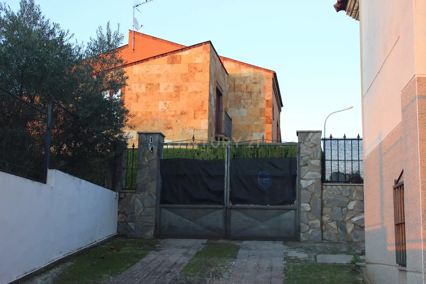 Vista exterior de Casa o xalet en venda en Cáceres amb Aire condicionat, Jardí privat i Traster