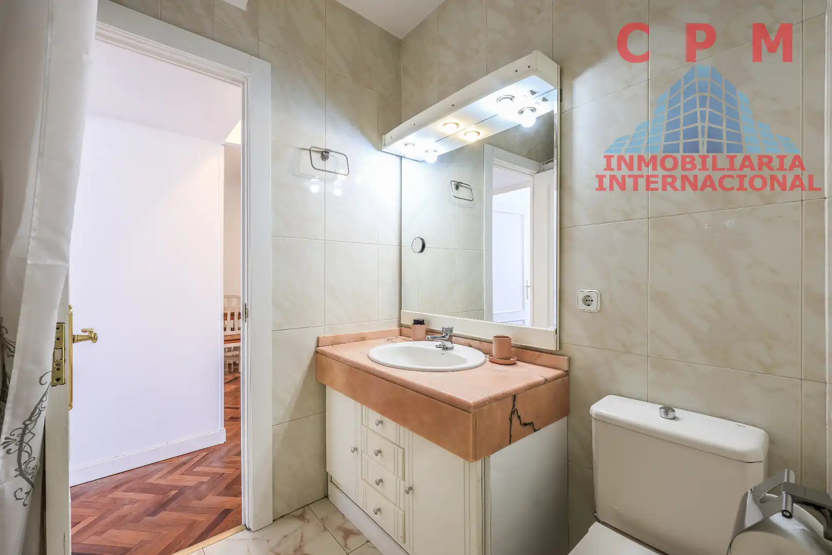 Badezimmer von Wohnung zur Miete in Madrid mit Parkett, Möbliert und Ofen