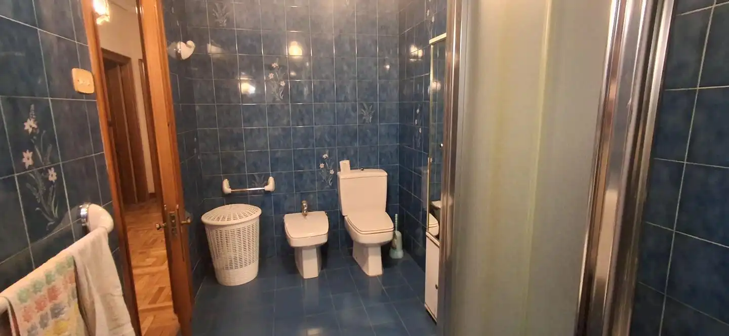 Bathroom of Flat for sale in Tudela  with Air Conditioner, Heating and Parquet flooring