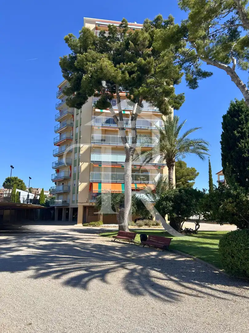 Außenansicht von Wohnung zum Verkauf in Roda de Berà mit Privatgarten, Terrasse und Abstellraum