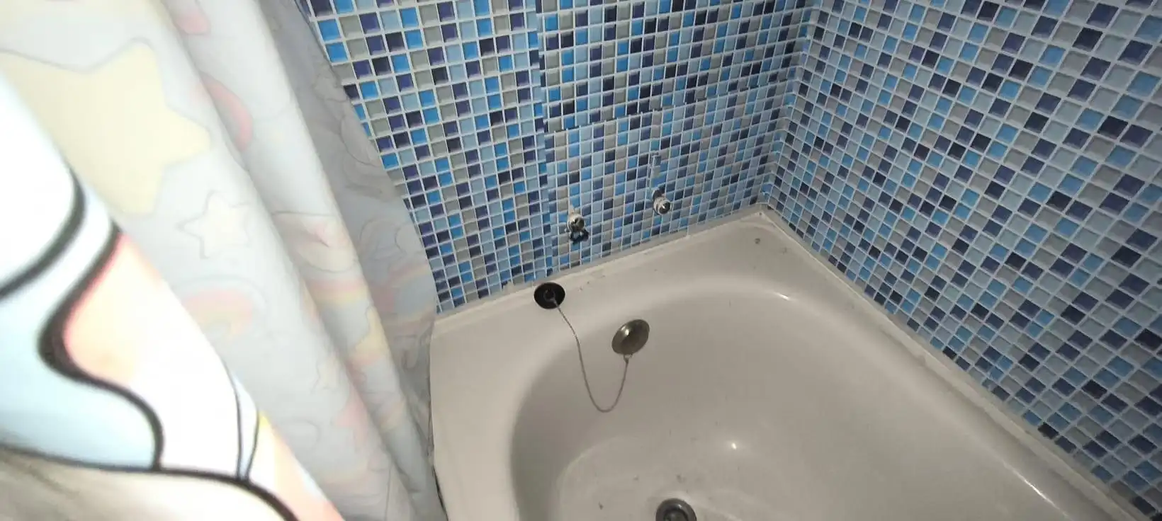Bany de Dúplex en venda en Estepona amb Jardí privat, Terrassa i Piscina comunitària