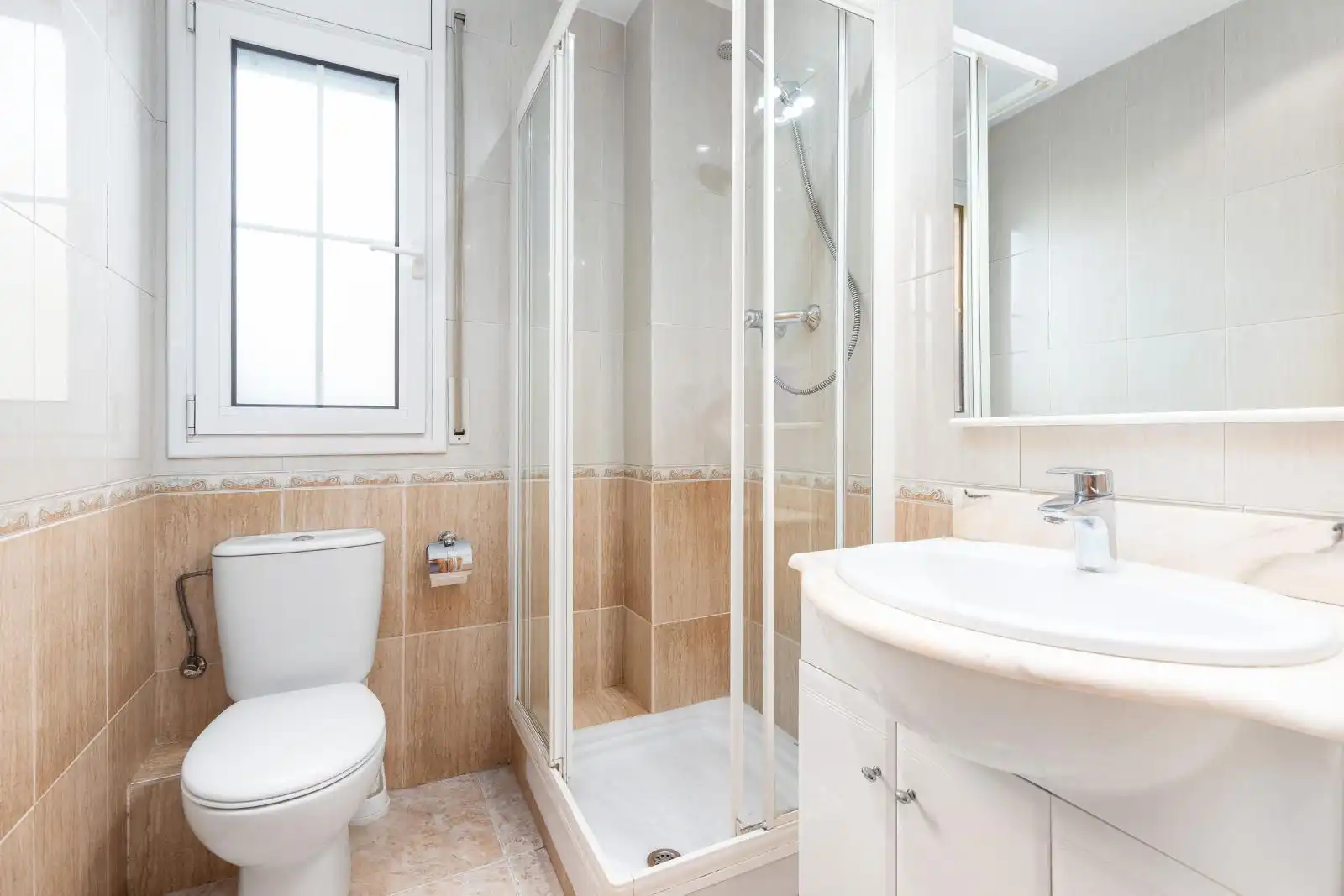 Baño de Casa adosada en venta en Parets del Vallès con Aire acondicionado, Calefacción y Trastero