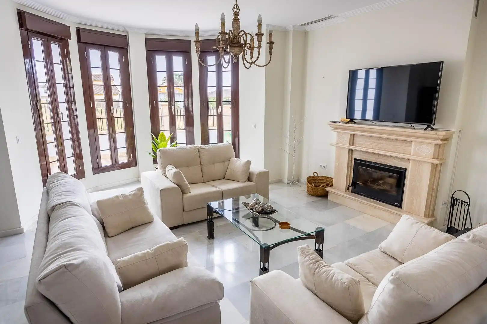 Sala d'estar de Casa o xalet en venda en Villamanrique de la Condesa amb Aire condicionat, Calefacció i Jardí privat