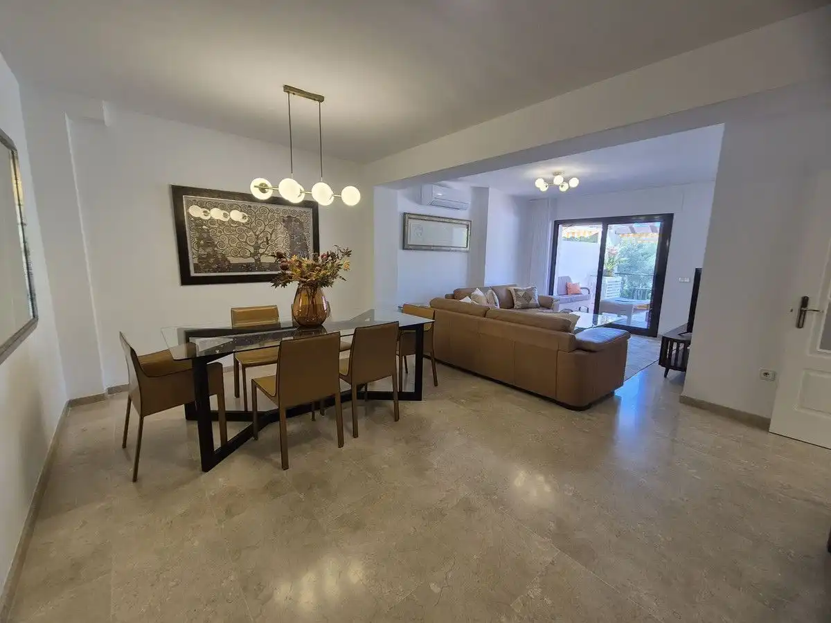 Menjador de Apartament de lloguer en Marbella amb Aire condicionat, Calefacció i Terrassa