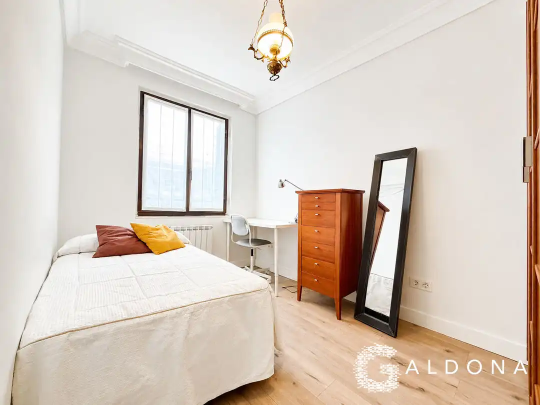 Schlafzimmer von Wohnung zur Miete in Donostia - San Sebastián  mit Heizung, Ofen und Waschmaschine