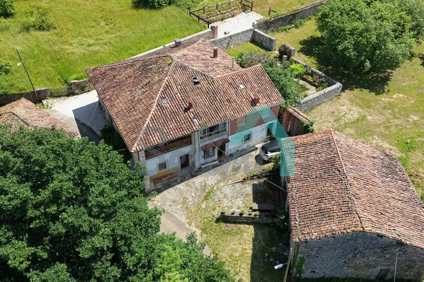 Außenansicht von Einfamilien-Reihenhaus zum Verkauf in Onís mit Heizung, Abstellraum und Balkon