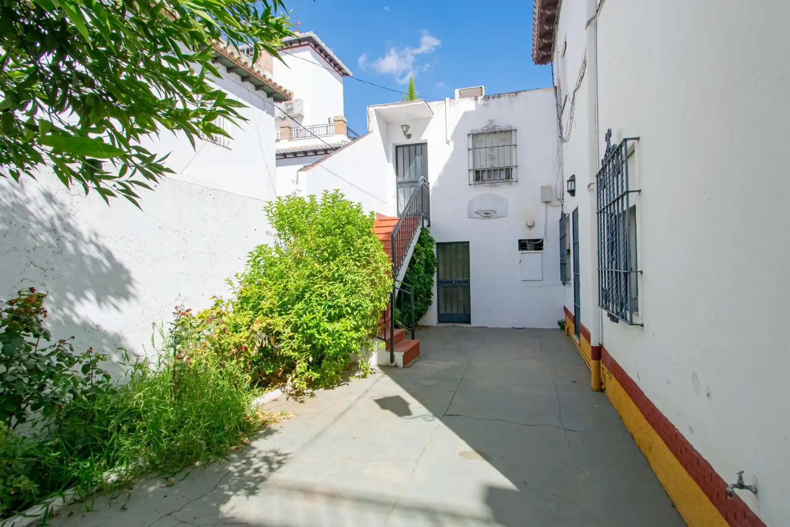 Vista exterior de Casa o xalet en venda en Sevilla amb Jardí privat i Terrassa