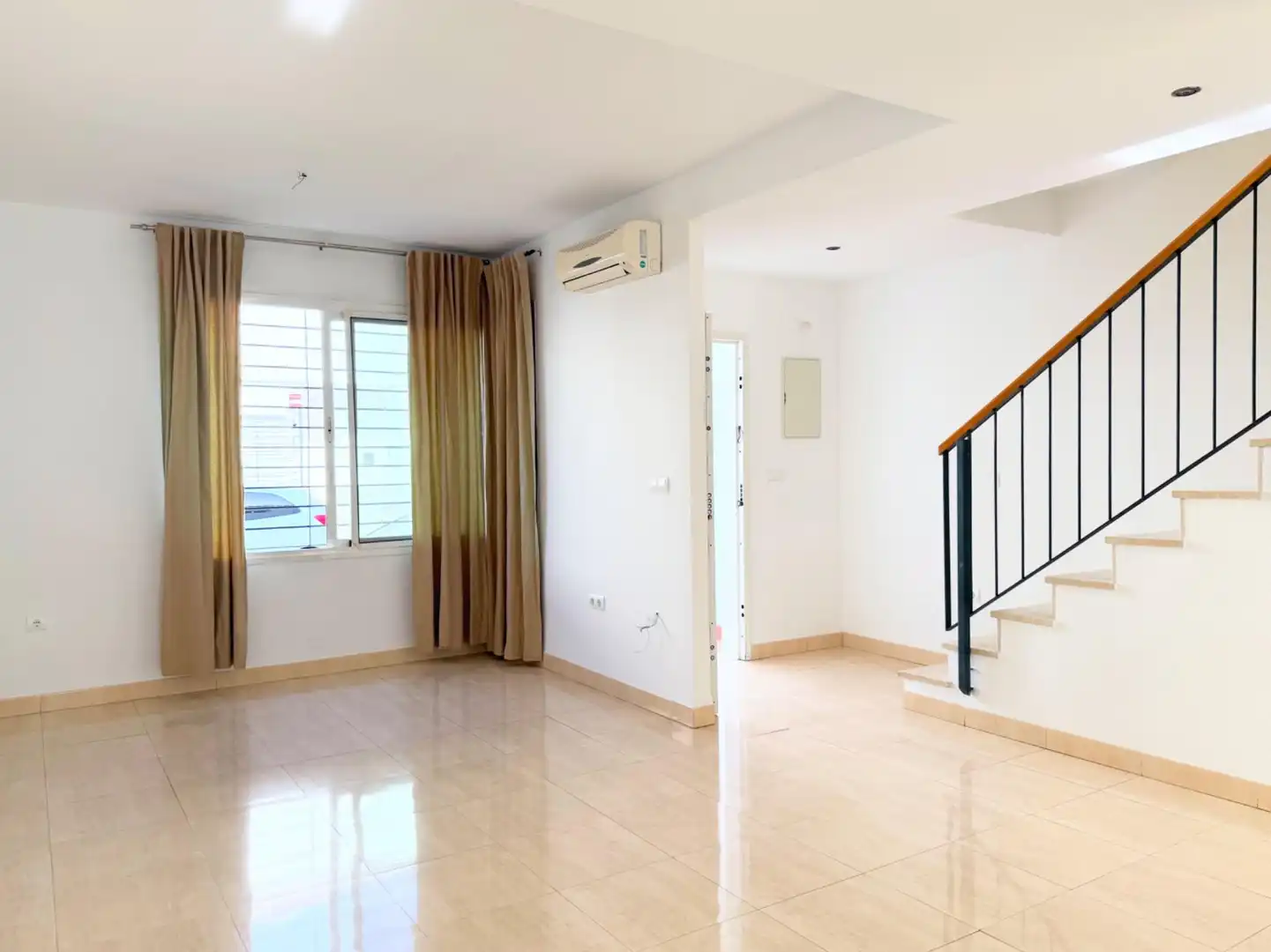 Sala d'estar de Casa adosada de lloguer en Palomares del Río amb Aire condicionat, Calefacció i Jardí privat