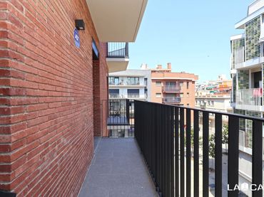 Àtic amb balcó en venda a Carrer de l'Aprestadora
